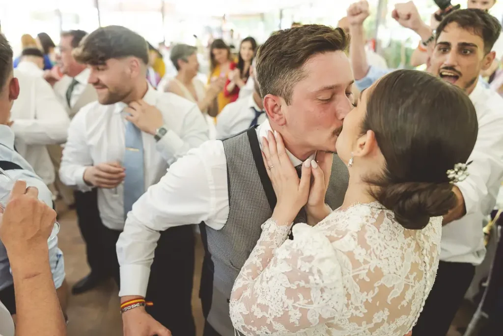 Beso de Rocío e Iván durante la celebración en Finca Doña Adela.