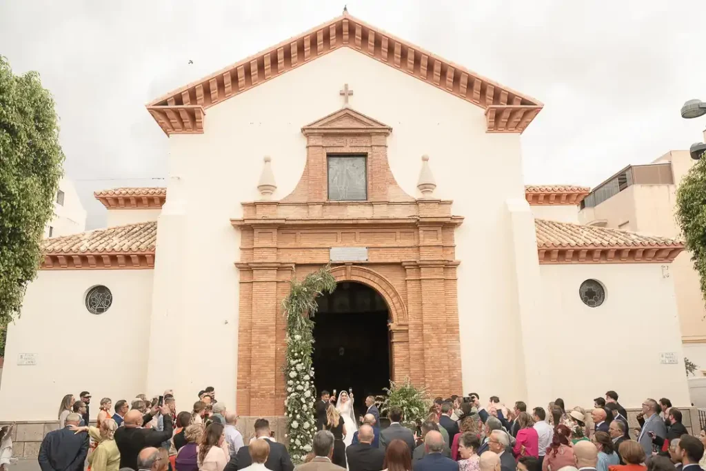 Brindis de los novios a la salida de la iglesia.