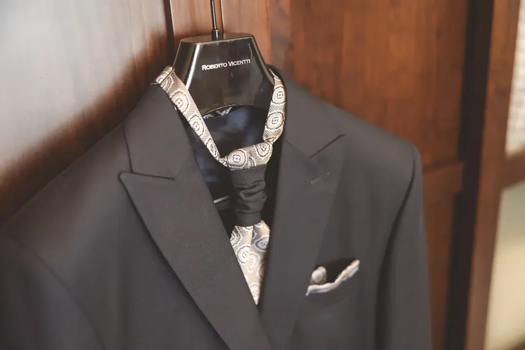 Detalles del traje del novio antes de la boda.