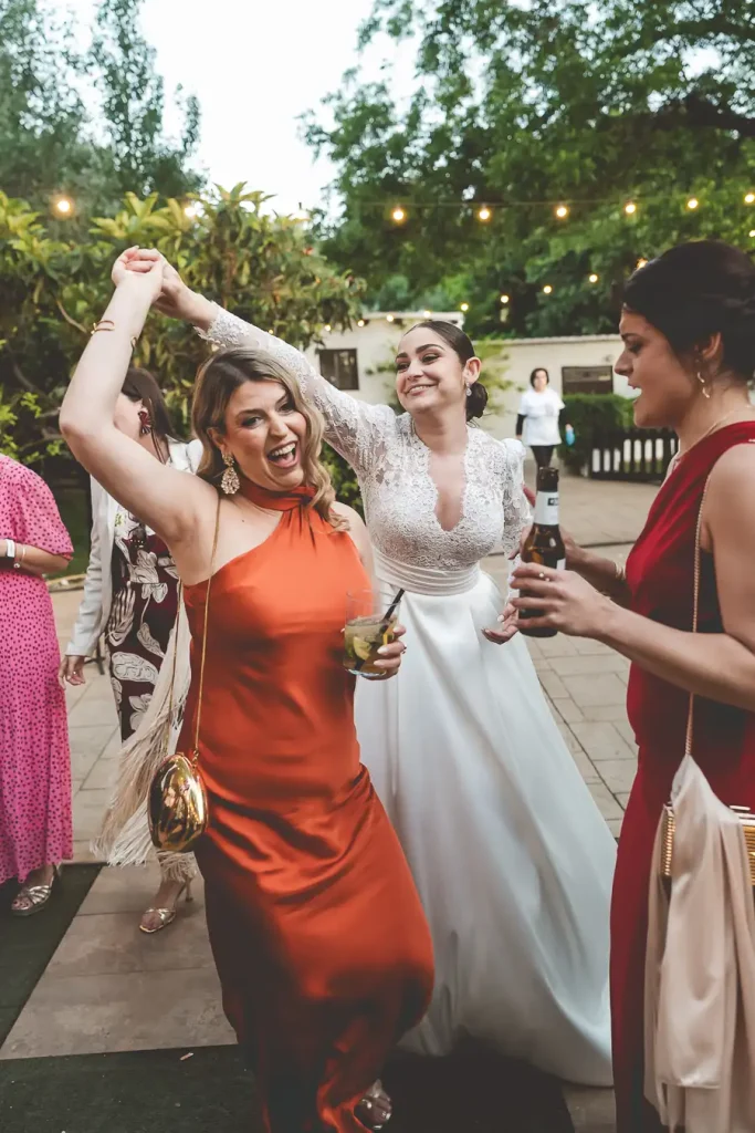 Invitados bailando durante la fiesta de boda con la novia
