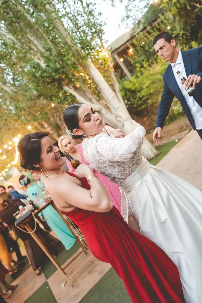 La novia junto a su mejor amiga durante la fiesta de boda.