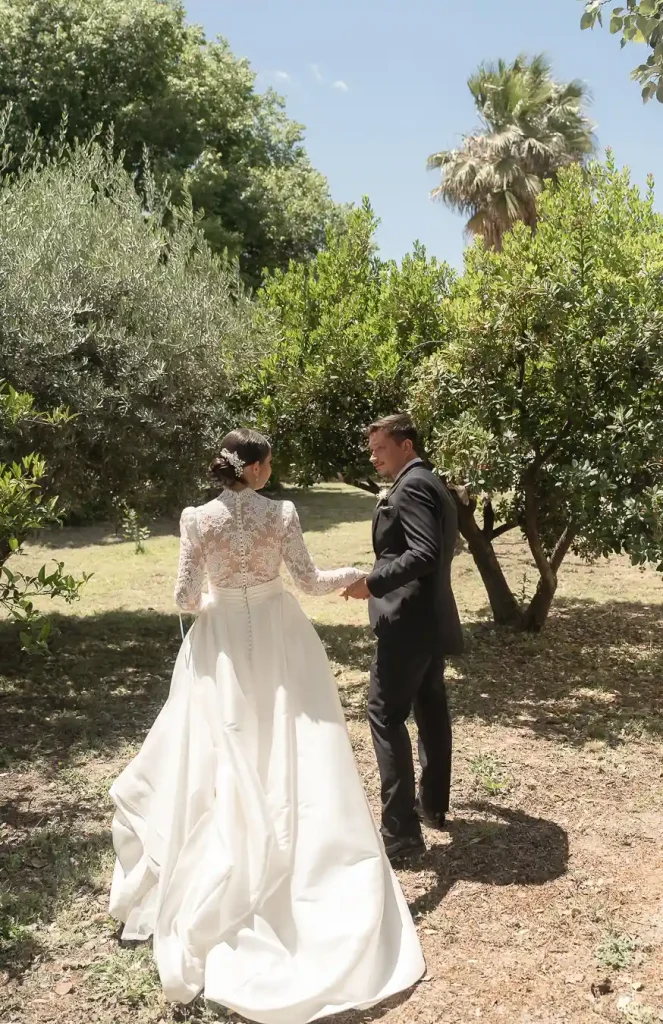 Rocío e Iván caminando juntos durante su boda en Berja.