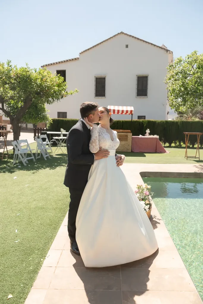 Beso de los novios durante su boda