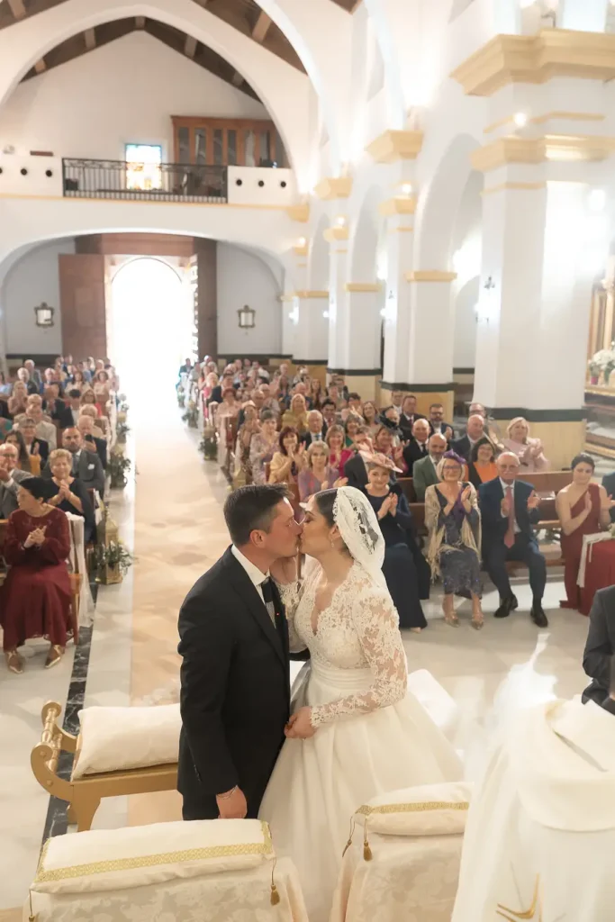 Beso de los novios durante la ceremonia en la Parroquia San Isidro Labrador de El Ejido.