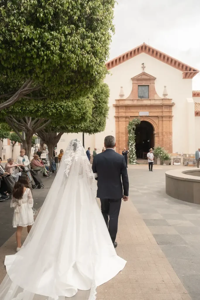 llegada novia al exterior de la iglesia de san isidro