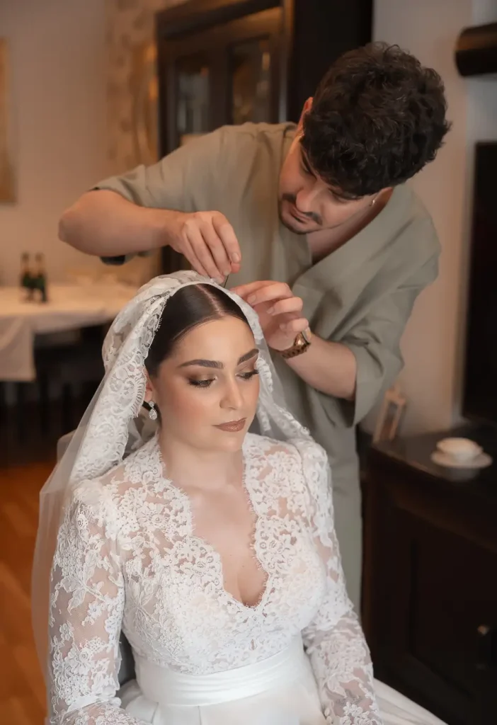Novia colocándose el velo