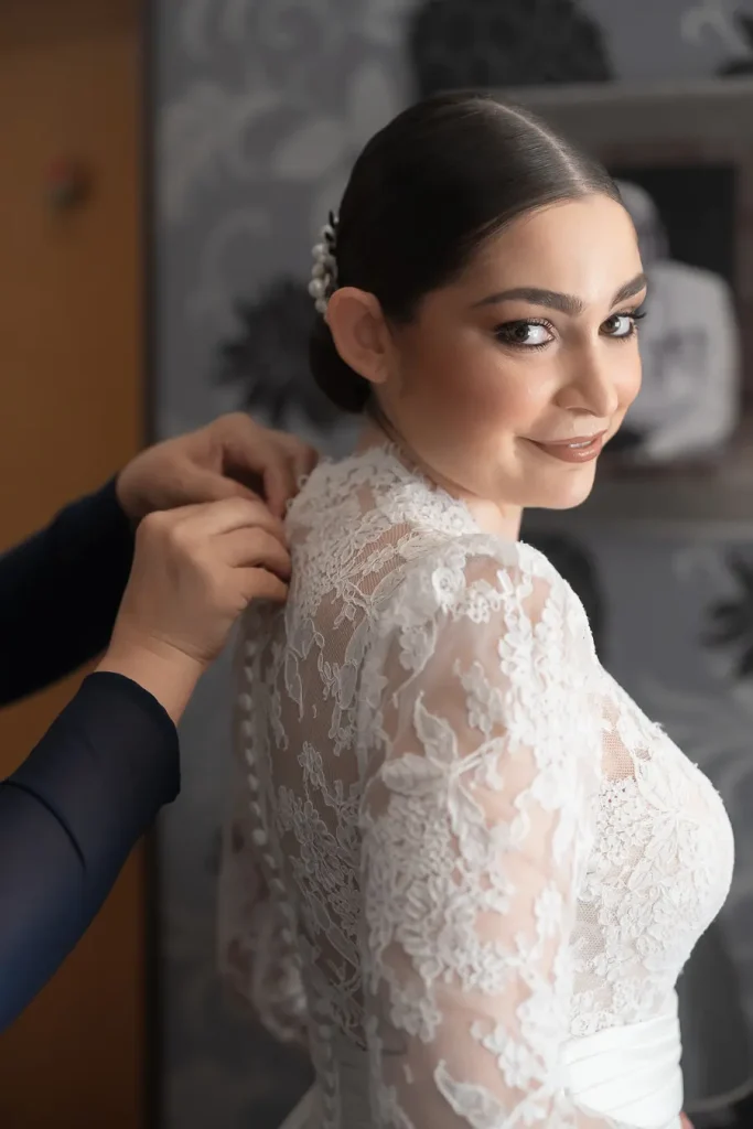 Retrato de la novia durante los preparativos