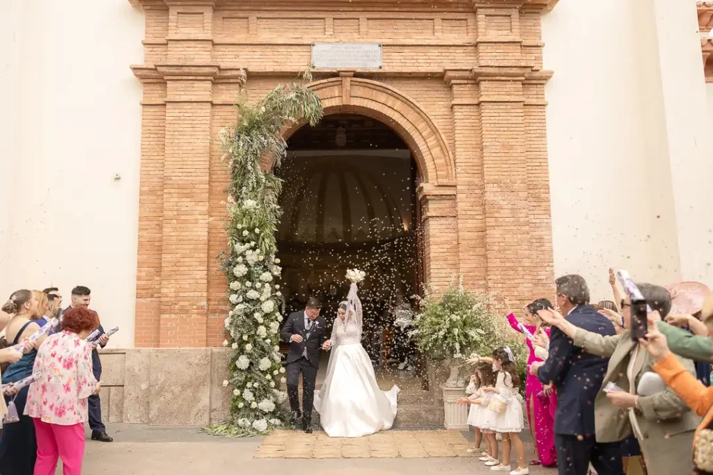 Salida de los novios tras la ceremonia