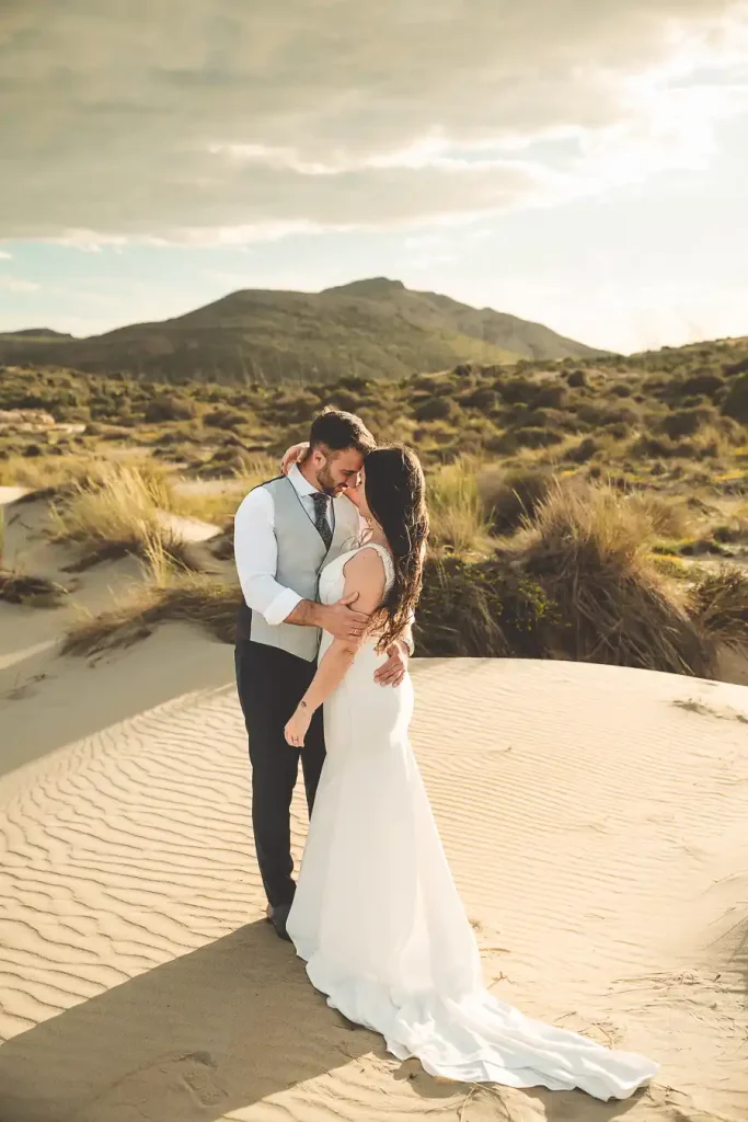 Cristina y Juanfer paseando por la orilla del mar en Cabo de Gata