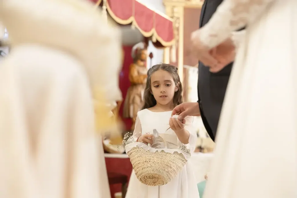 Niña entregando los anillos durante la ceremonia de boda.