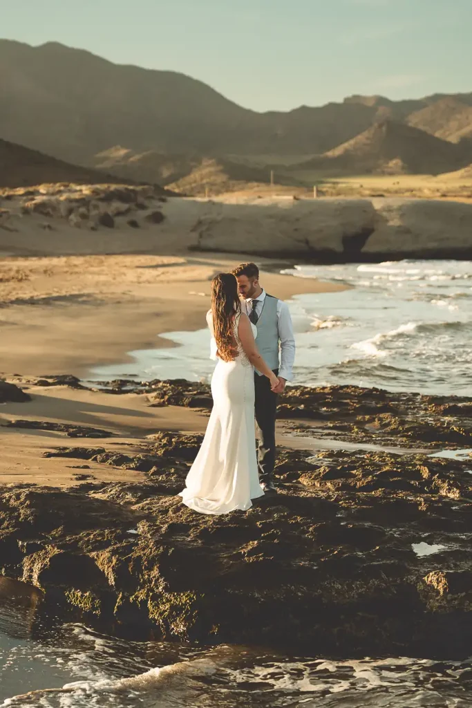 Cristina y Juanfer junto al mar en Cabo de Gata