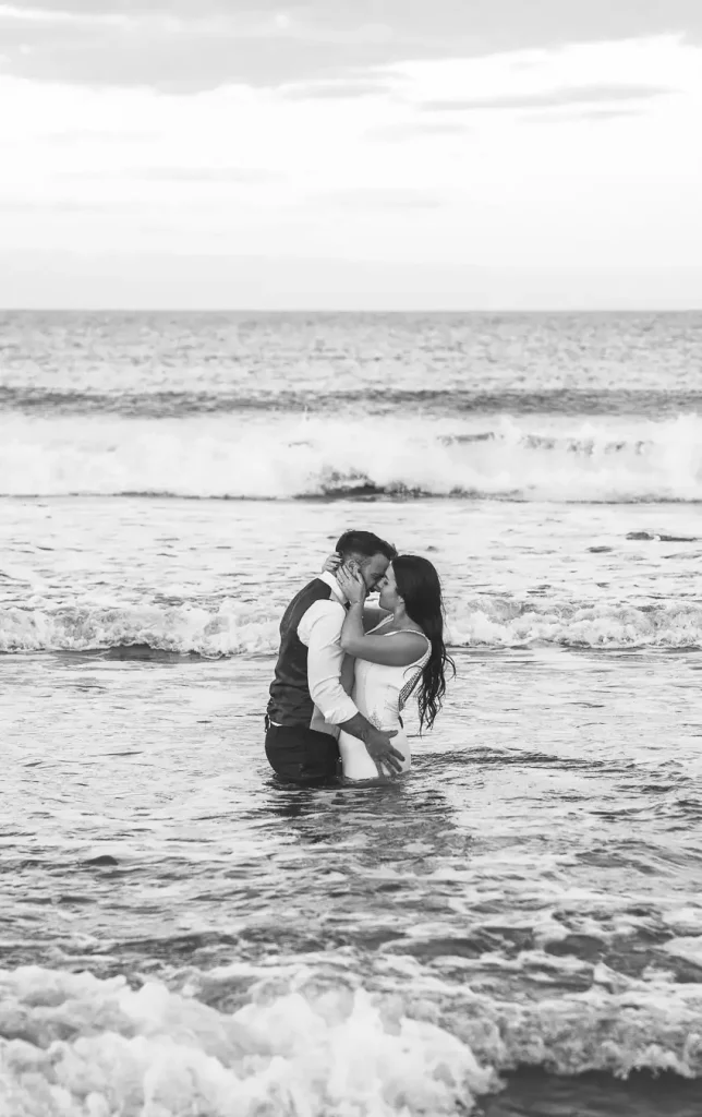 Cristina y Juanfer durante su postboda en Cabo de Gata, Almería
