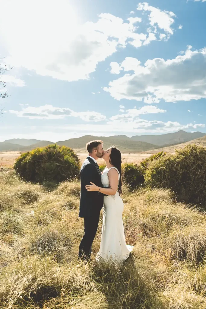 Beso de Cristina y Juanfer durante su postboda en Cabo de Gata