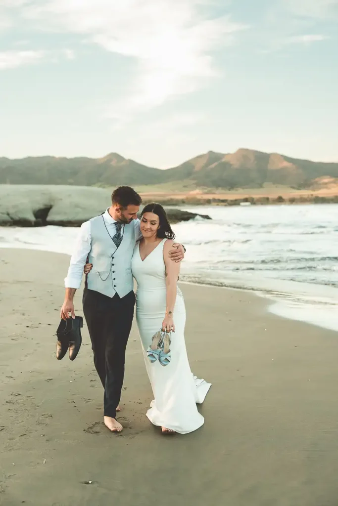 Cristina y Juanfer en la playa de Cabo de Gata al atardecer