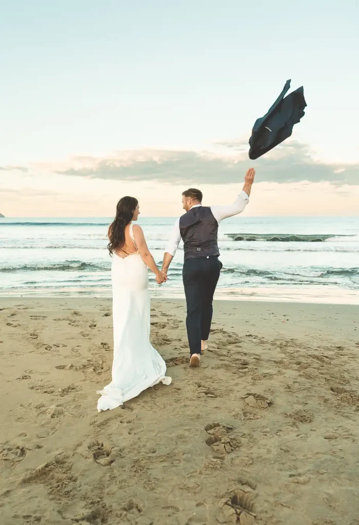 Postboda de Cristina y Juanfer entrando a el agua en Cabo de Gata