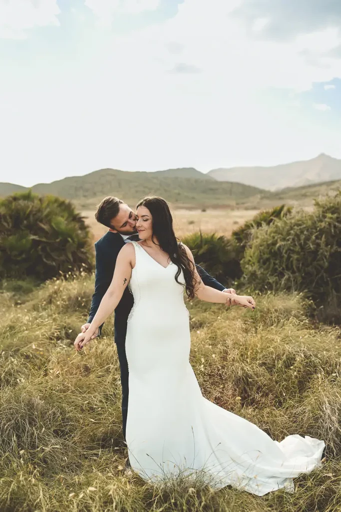 Cristina y Juanfer en la playa de Cabo de Gata al atardecer