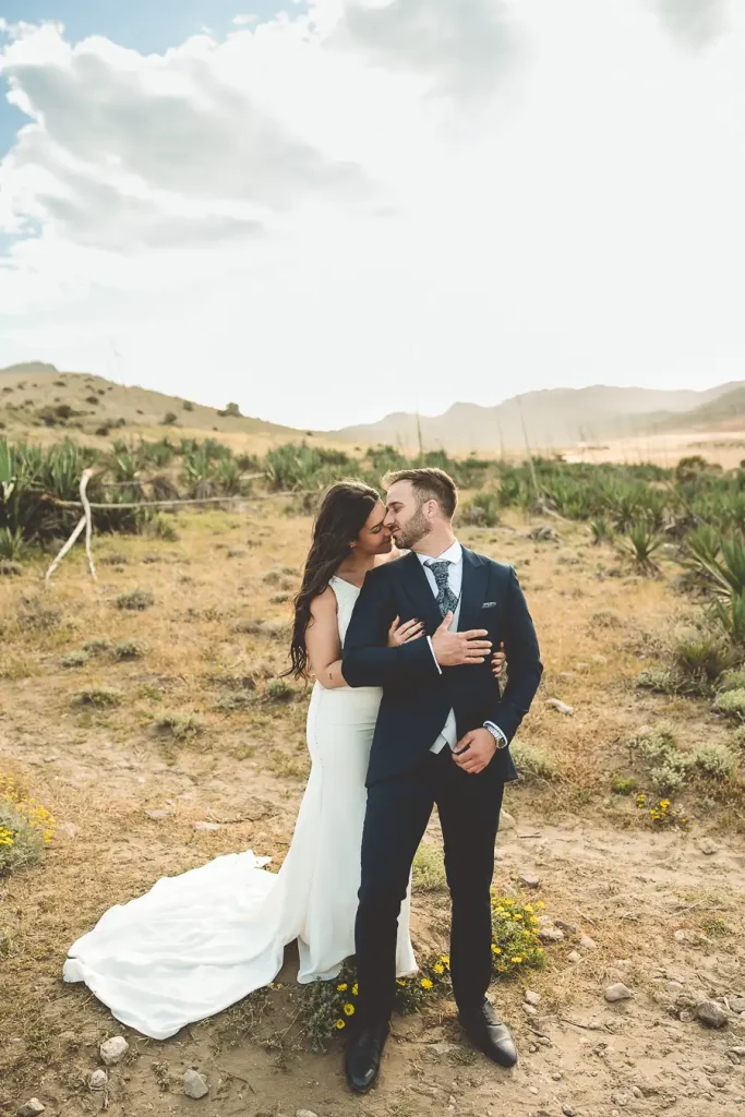 Paseo de Cristina y Juanfer durante su sesión postboda en Cabo de Gata
