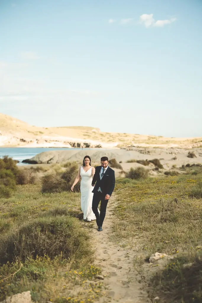 Retrato de Cristina y Juanfer con paisaje de Cabo de Gata al fondo