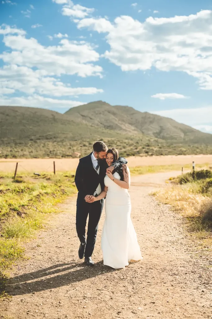 Cristina y Juanfer caminando por Cabo de Gata