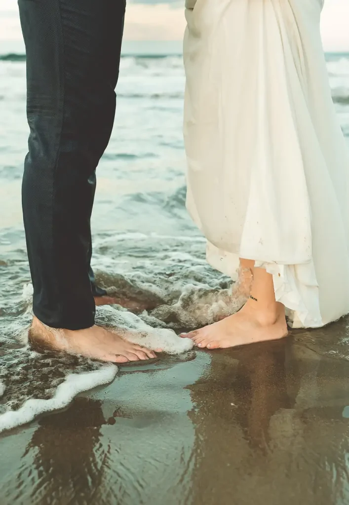 Detalle de los pies de Cristina y Juanfer junto al mar