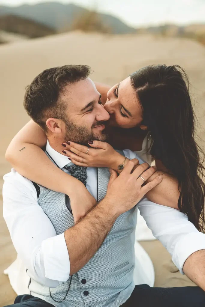 Retrato de pareja durante una postboda en Cabo de Gata