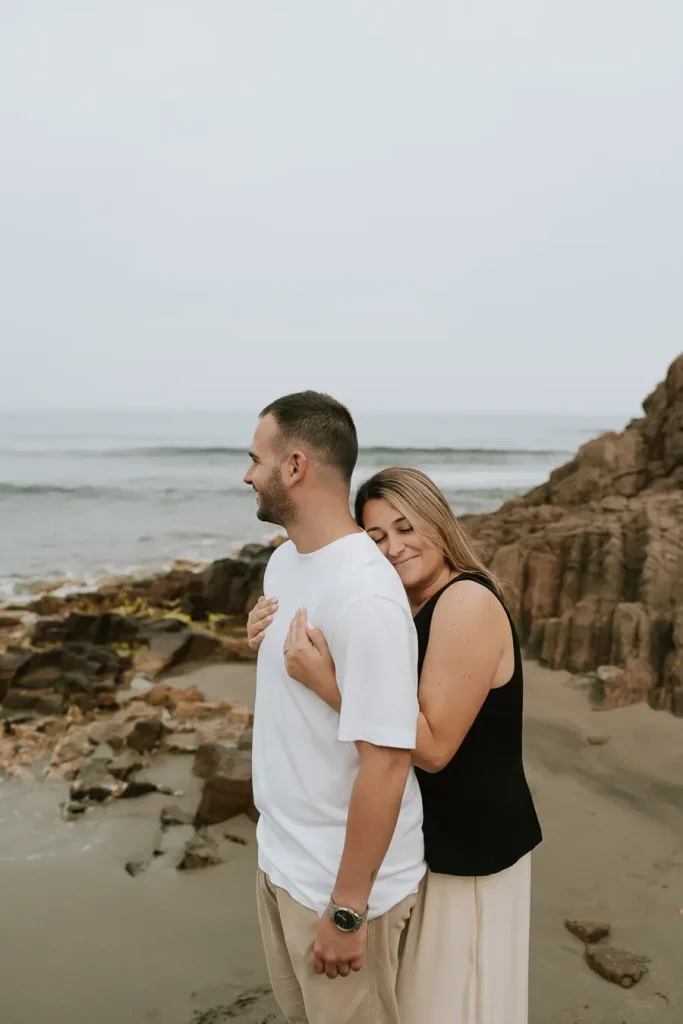 Retrato de Marta y Álvaro junto al mar en Cabo de Gata