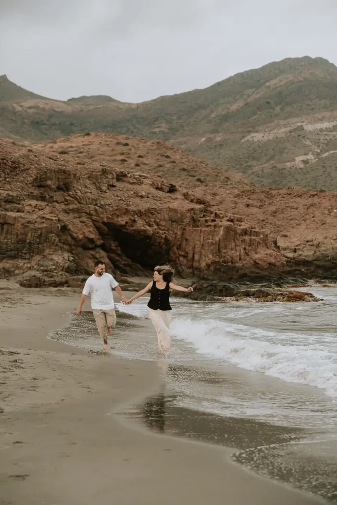 Marta y Álvaro caminando durante su preboda en Cabo de Gata