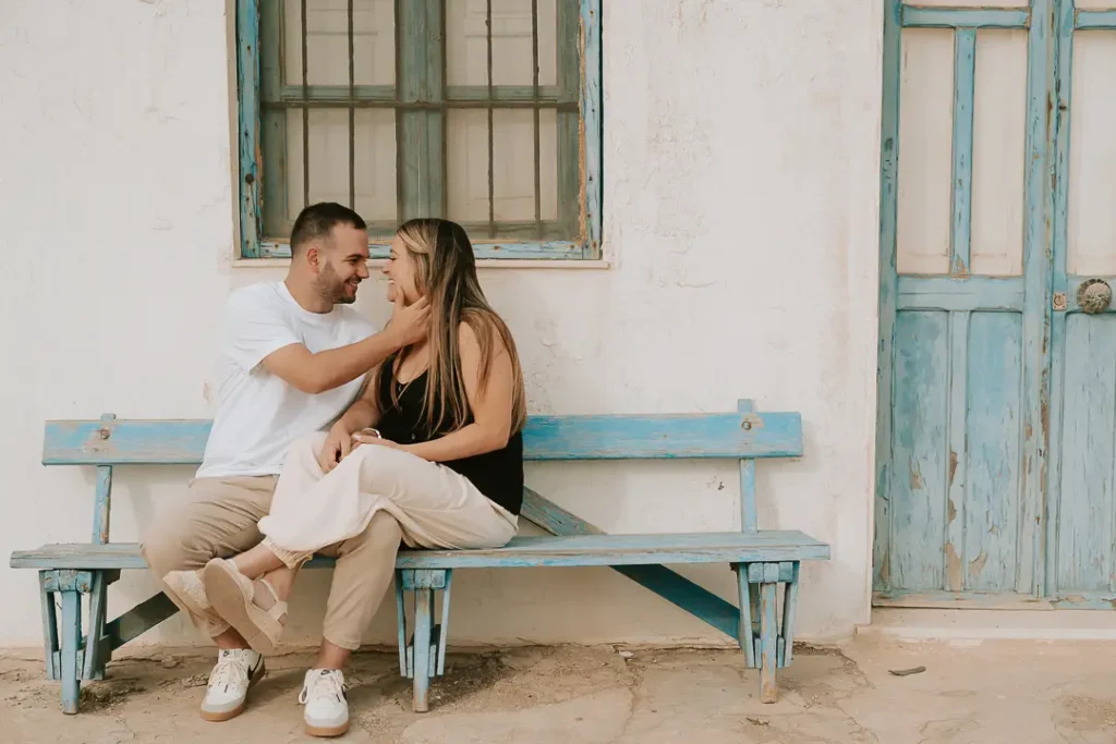 Marta y Álvaro sentados junto a una ventana en Las Salinas de Cabo de Gata