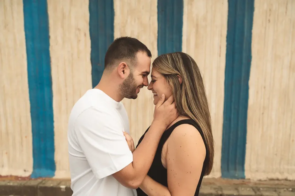 Marta y Alvaro romanticos en su sesion de preboda en cabo de gata