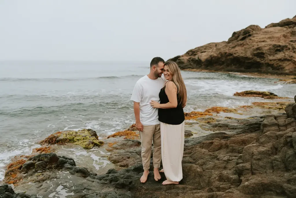 Marta y Álvaro abrazados junto al mar en Cabo de Gata