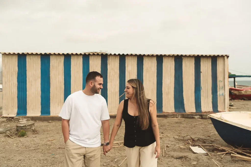 Marta y Álvaro caminando junto a las casetas de Las Salinas