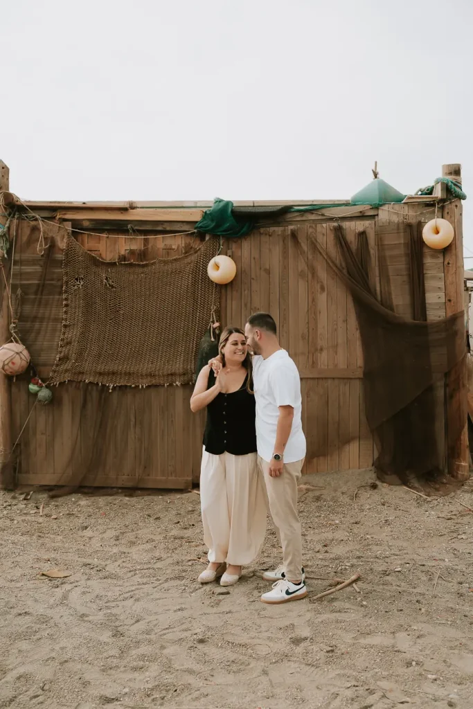Retrato de pareja frente a las casetas de Las Salinas