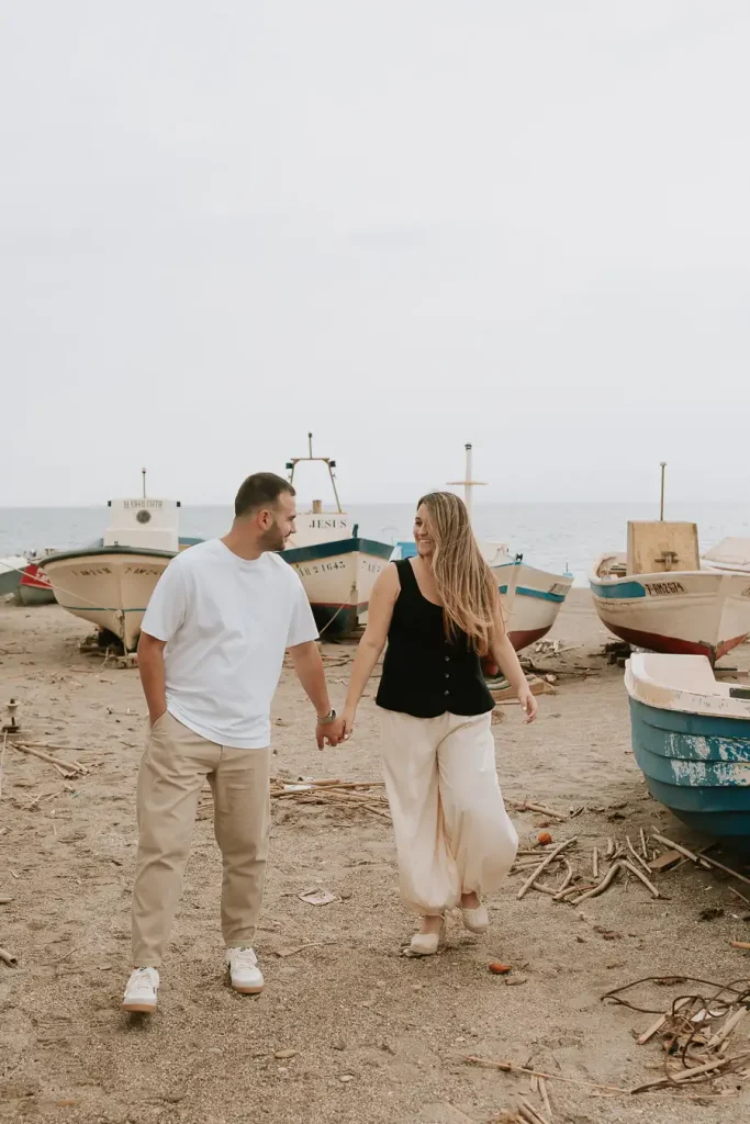 Pareja paseando junto a los barcos en Cabo de Gata