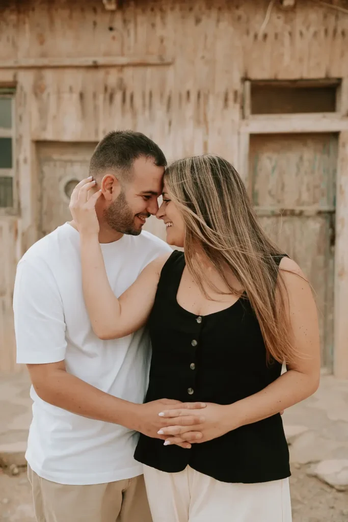 Marta y Álvaro junto a las casas blancas de Las Salinas