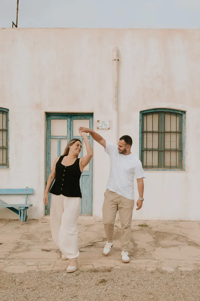 Abrazo de Marta y Álvaro frente a una fachada de Las Salinas