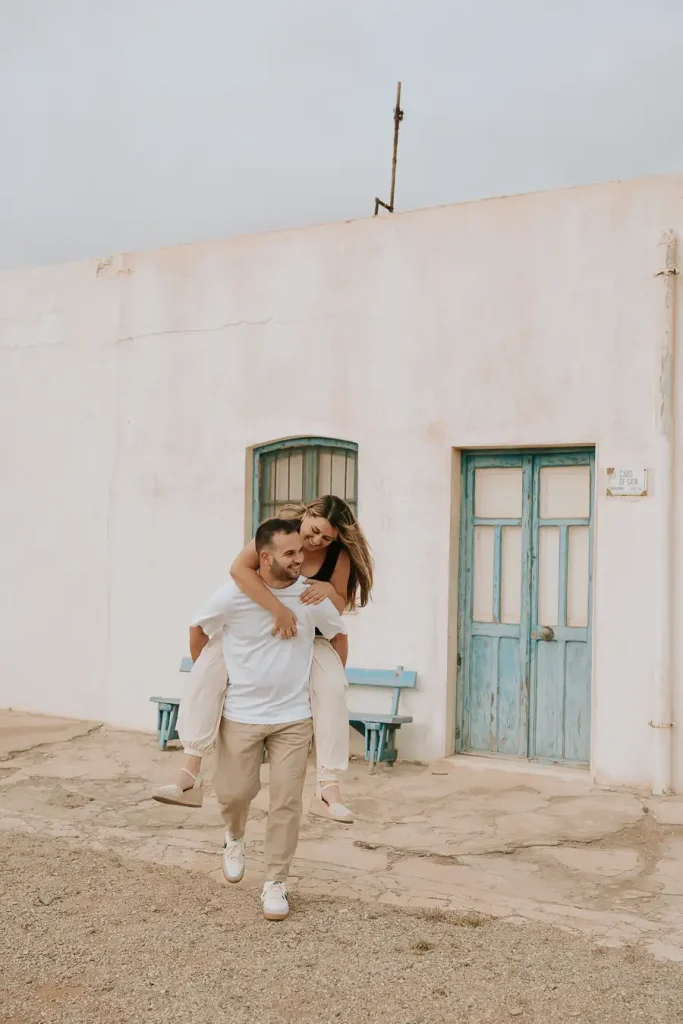 Marta y Álvaro durante su preboda en Las Salinas de Cabo de Gata