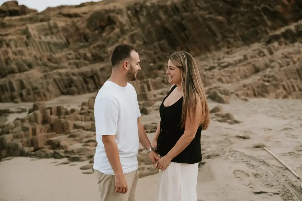 Marta y Álvaro caminando frente a las antiguas construcciones de Las Salinas