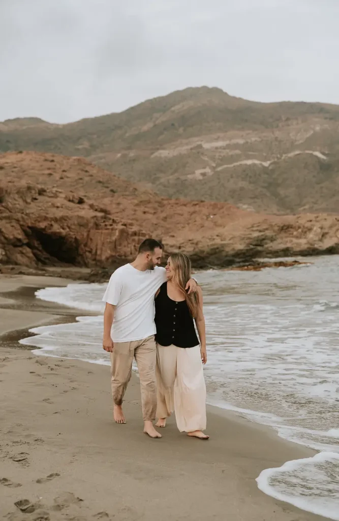 Pareja abrazada en la playa durante su preboda en Cabo de Gata