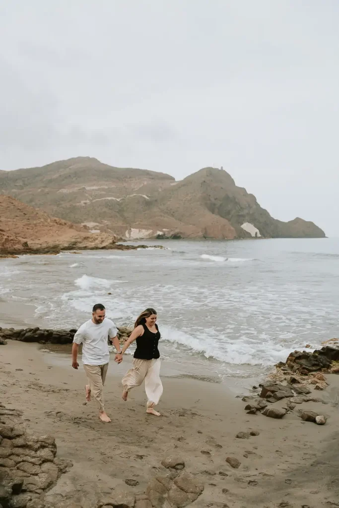Pareja disfrutando de la playa durante su sesión preboda