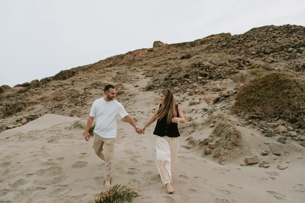 Marta y Álvaro caminando entre las montañas de Cabo de Gata