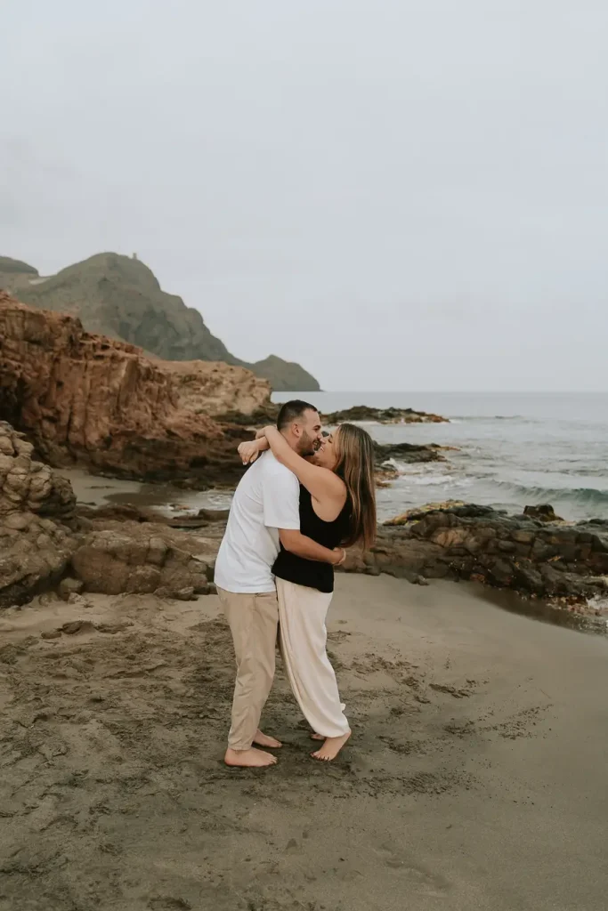Abrazo de Marta y Álvaro junto a la costa de Cabo de Gata