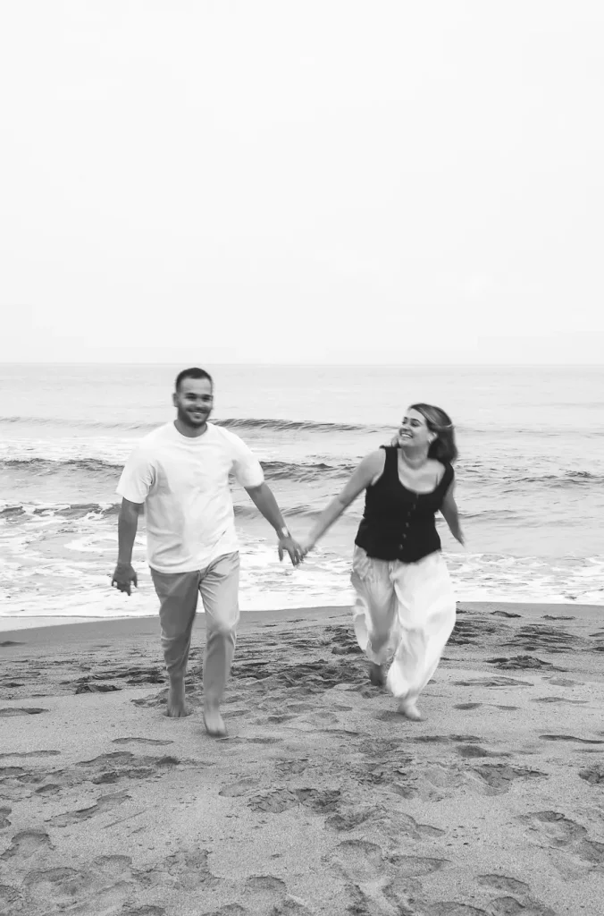 Marta y Álvaro caminando por la orilla del mar en Cabo de Gata