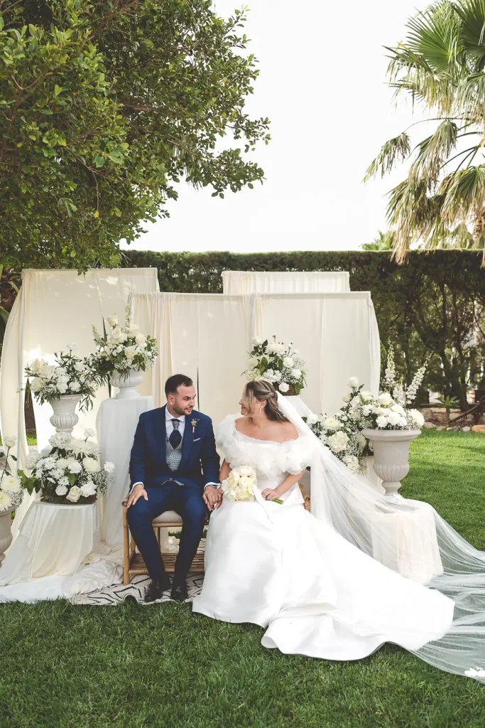 Novios durante la ceremonia en el altar del Cortijo Cabana.