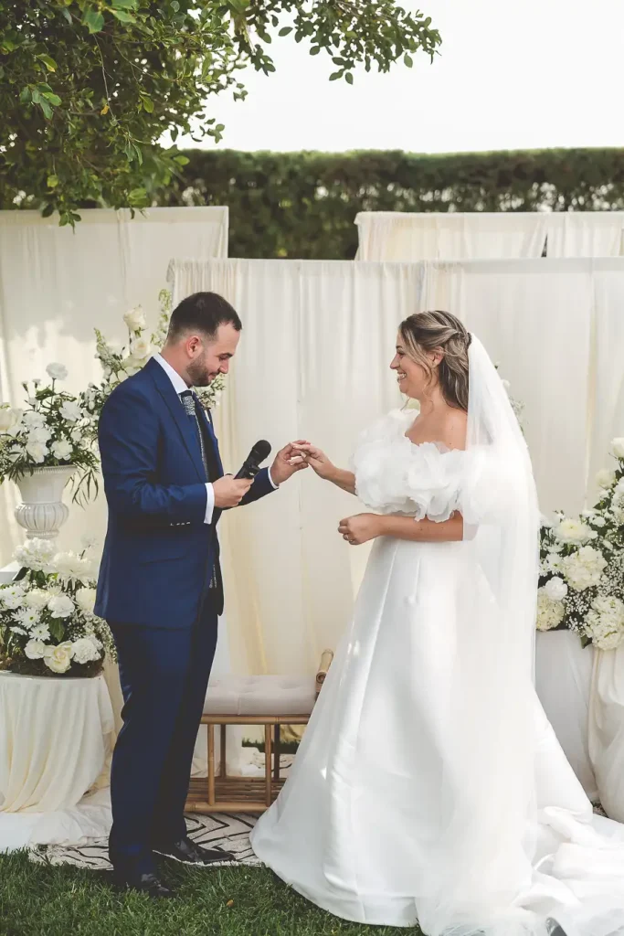 Intercambio de anillos entre Marta y Álvaro durante la ceremonia.