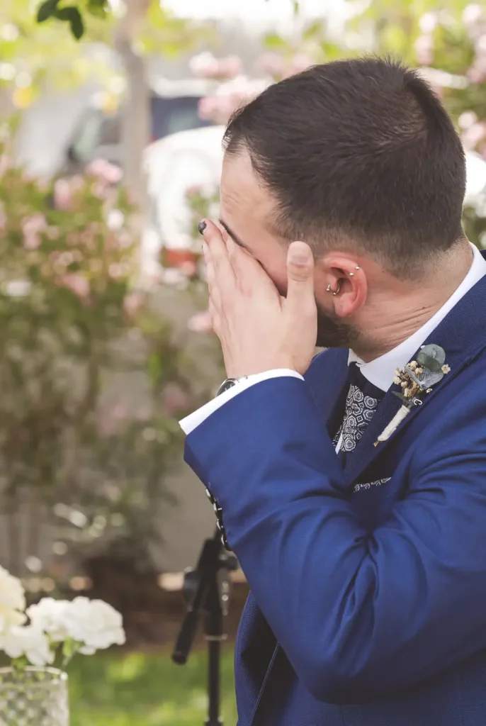 Álvaro emocionado durante la ceremonia de su boda.