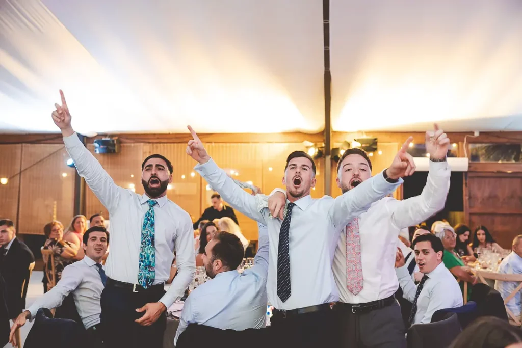 Amigos de Álvaro celebrando