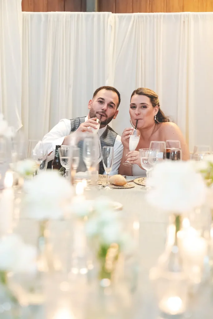 Brindis de los novios durante la celebración.