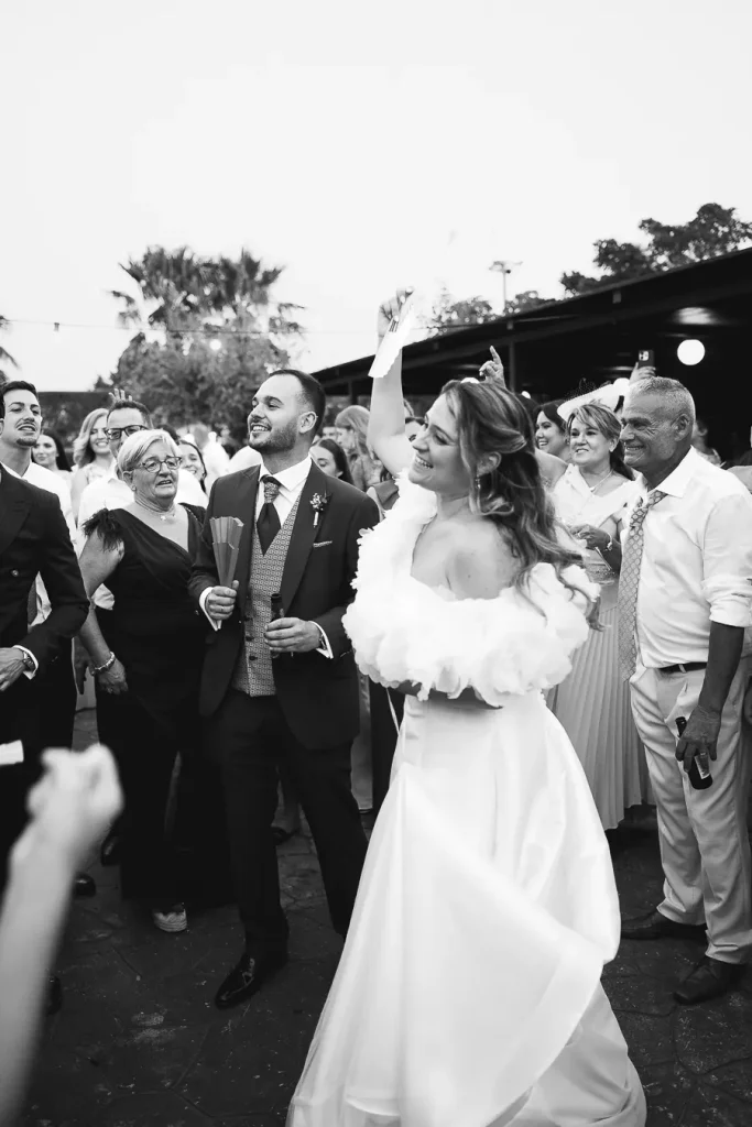 Invitados disfrutando de la fiesta de la boda.