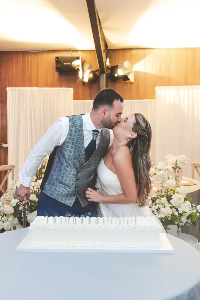 Beso de los novios durante la celebración en Cortijo Cabana.