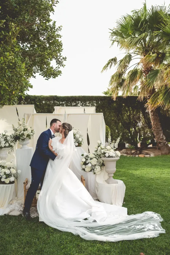 Primer beso de los novios tras la ceremonia.